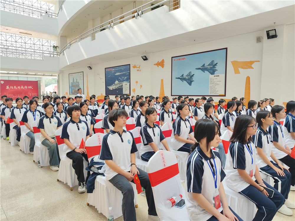 广东现代信息技工学校93位学生代表参加了由广东省军区组织的建国75周年国防教育主题宣讲活动