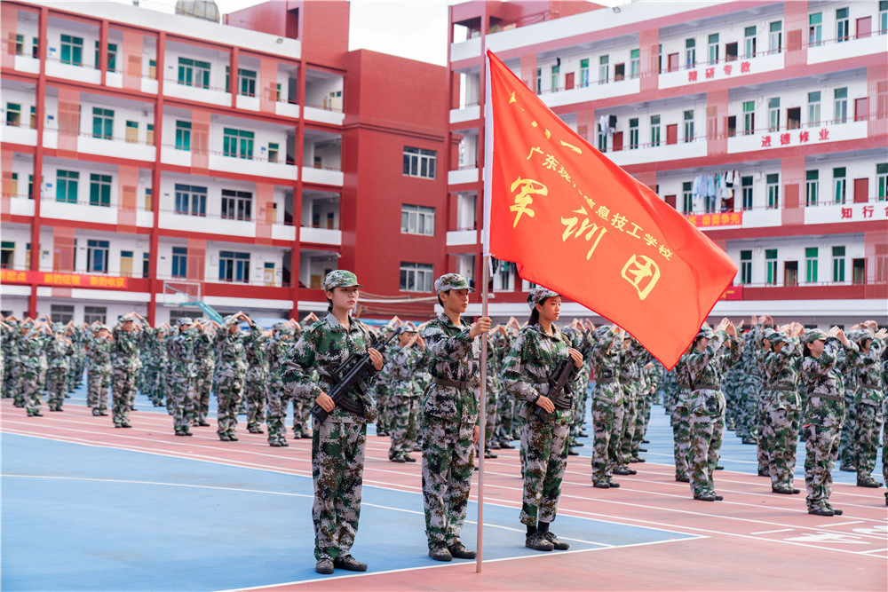 号角吹响！踏铿锵步伐，赴青春征途——我校2024级新生军训开营仪式