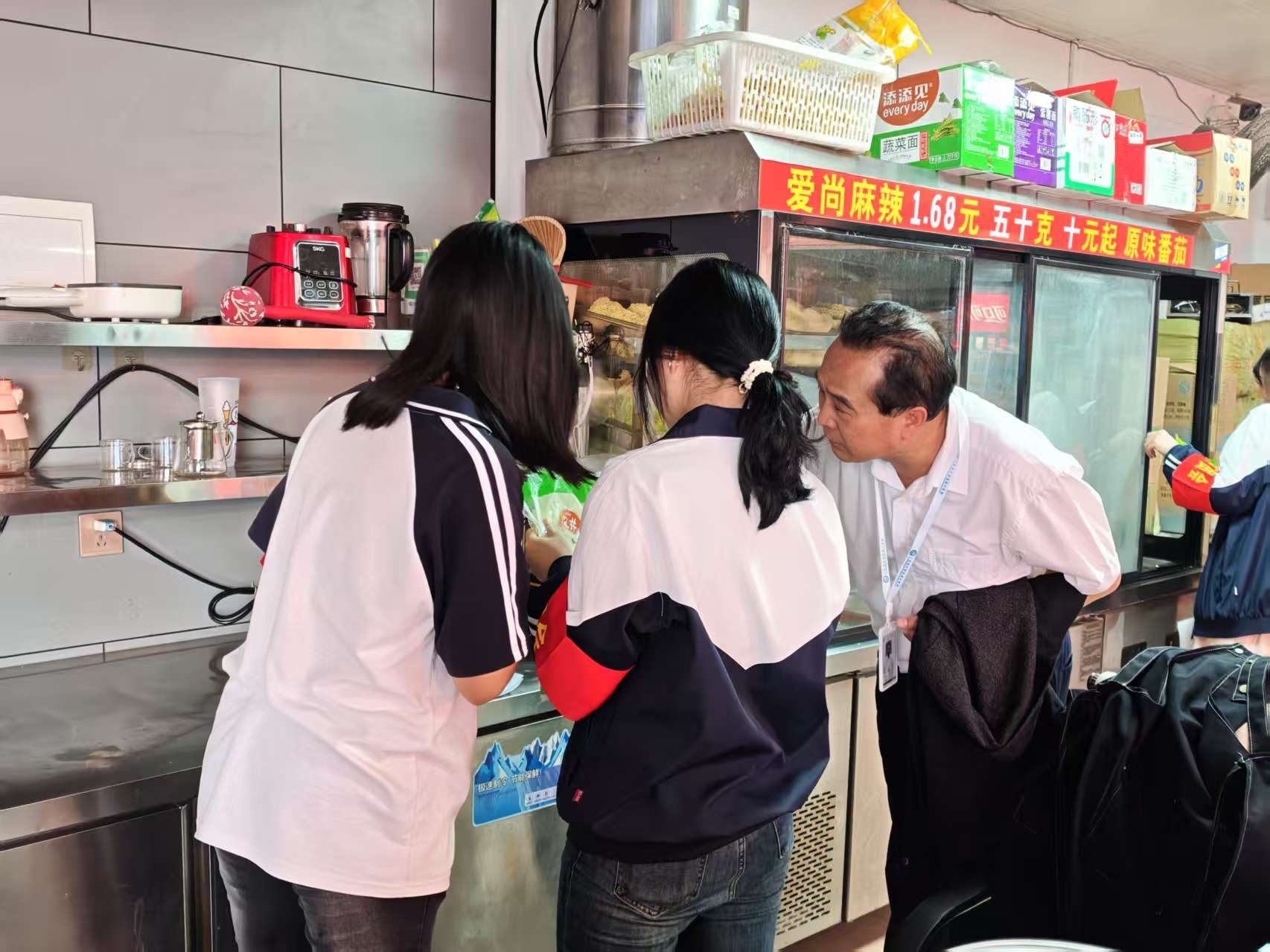 “筑牢食品安全防线 守护师生安全饮食”——我校开展校园食品安全专项检查